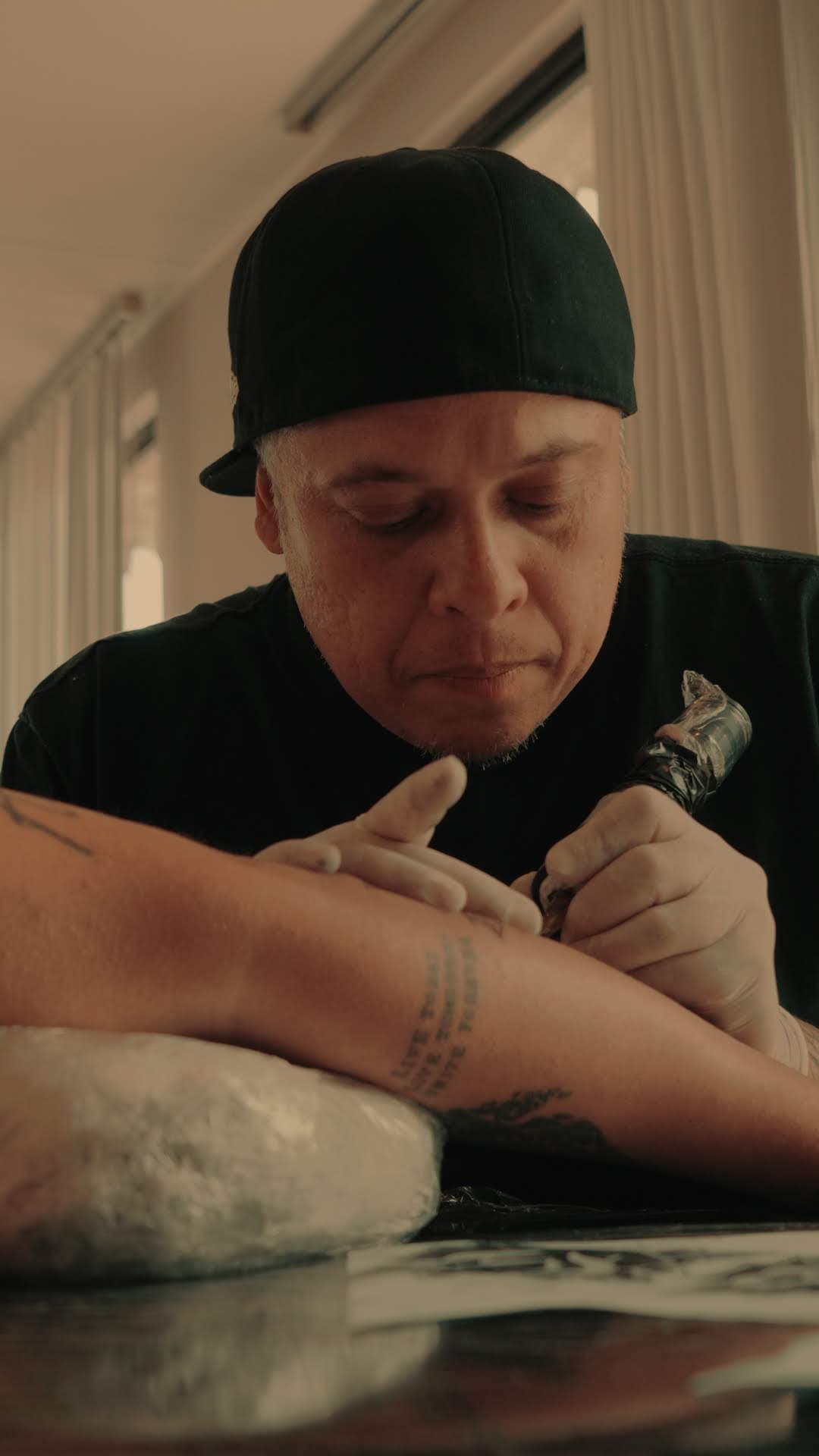 Retrato de François Mathieu Ramalho, tatuador do Estúdio Excelência Tattoo